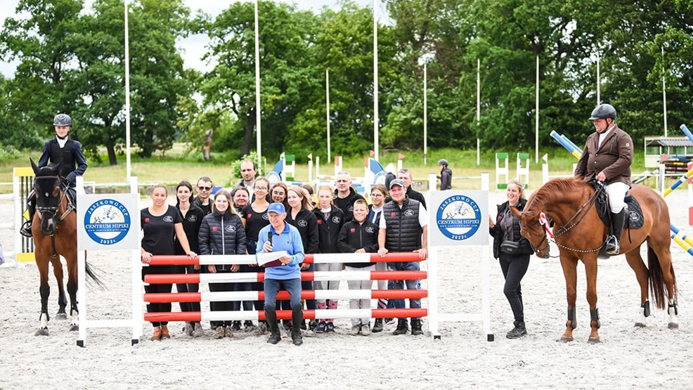 Stajnia Dąbrowscy odebrała kolejną przeszkodę - Zdjęcie główne