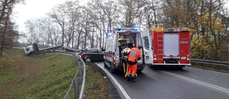 Zderzenie na niebezpiecznym zakręcie. Droga zablokowana przez kilka godzin - Zdjęcie główne