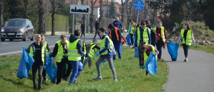 Wyciągali z rowów butelki, grabki i co tylko ludzie wyrzucili - Zdjęcie główne