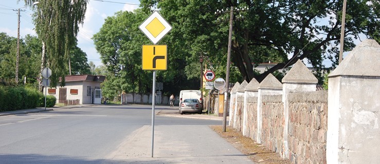 Mają lustro i przestawione znaki. Niech pokażą, że umieją jeździć - Zdjęcie główne