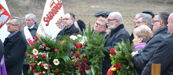 Rodzina i przyjaciele pożegnali Romana Skrzypczaka senatora IV kadencji - Zdjęcie główne