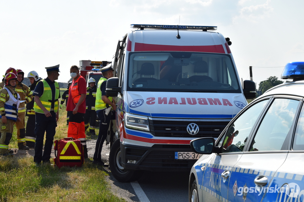 Samochód osobowy dachował w polu na drodze wojewódzkiej 308.