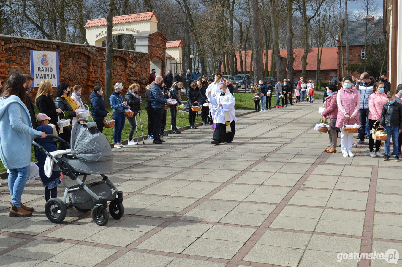 Krobia. Prymas Polski abp Wojciech Polak zachęcał do tego, by w związku z epidemią "kultywować dobry zwyczaj" święcenia pokarmów w domu, który rozpoczął się w zeszłym roku. Część wiernych wolała jednak uczestniczyć w bardziej tradycyjnej święconce