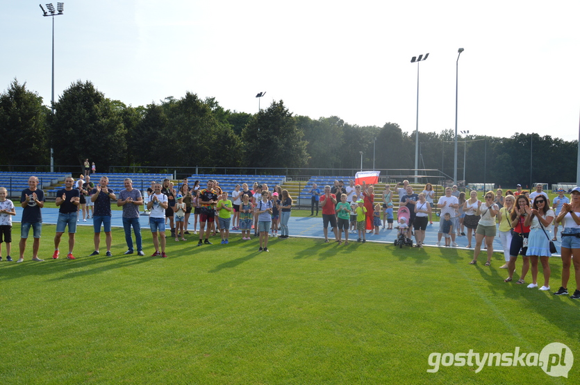 Gostyń. Na stadionie miejskim w Gostyniu Adama Nowickiego powitali fani, znajomi oraz burmistrz Jerzy Kulak.