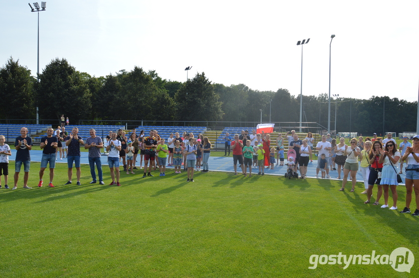 Gostyń. Na stadionie miejskim w Gostyniu Adama Nowickiego powitali fani, znajomi oraz burmistrz Jerzy Kulak.