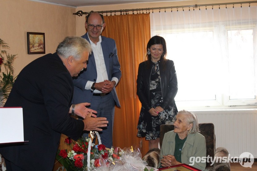 - Gratulujemy osiągnięcia tak pięknego a rzadkiego w ludzkim życiu wieku. Dziękujemy za wszelkie trudy i owoce minionych 100 lat życia ciesząc się z panią tak wyjątkowymi urodzinami życzymy zdrowia i pogody ducha, błogosławieństwa bożego i opieki Matki Bożej na dalsze lata spędzone w gronie rodziny i bliskich - mówił burmistrz Jacek Widyński, składając życzenia pani  oraz przekazując  pamiątkowy grawerton.