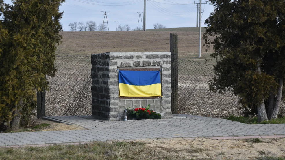 Slava Ukraini! -  wołają również mieszkańcy Gostynia. Symboliczna flaga zakryła tablicę na pomniku - Zdjęcie główne