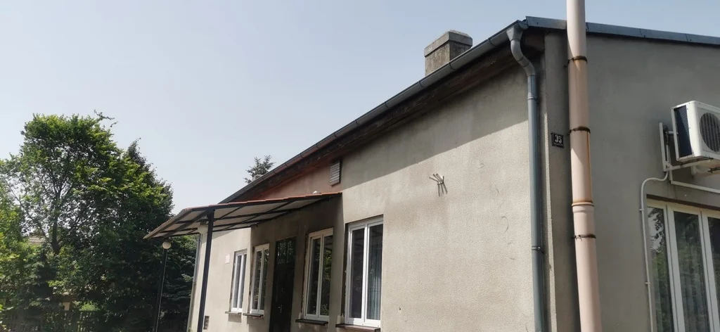 Daleszyn - tak wyglądają schody i  balustrada, prowadzące do tylnego wejścia do świetlicy wiejskiej