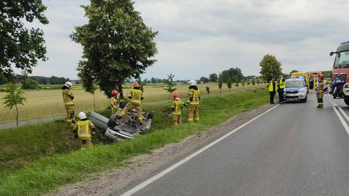 Zderzenie dwóch pojazdów na DW434. Uderzył w audi. Samochód dachował w rowie - Zdjęcie główne