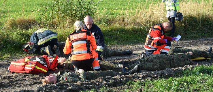 Dwie osoby poniosły śmierć, jedną śmigłowiec zabrał do szpitala. Ćwiczenia na drodze - Zdjęcie główne