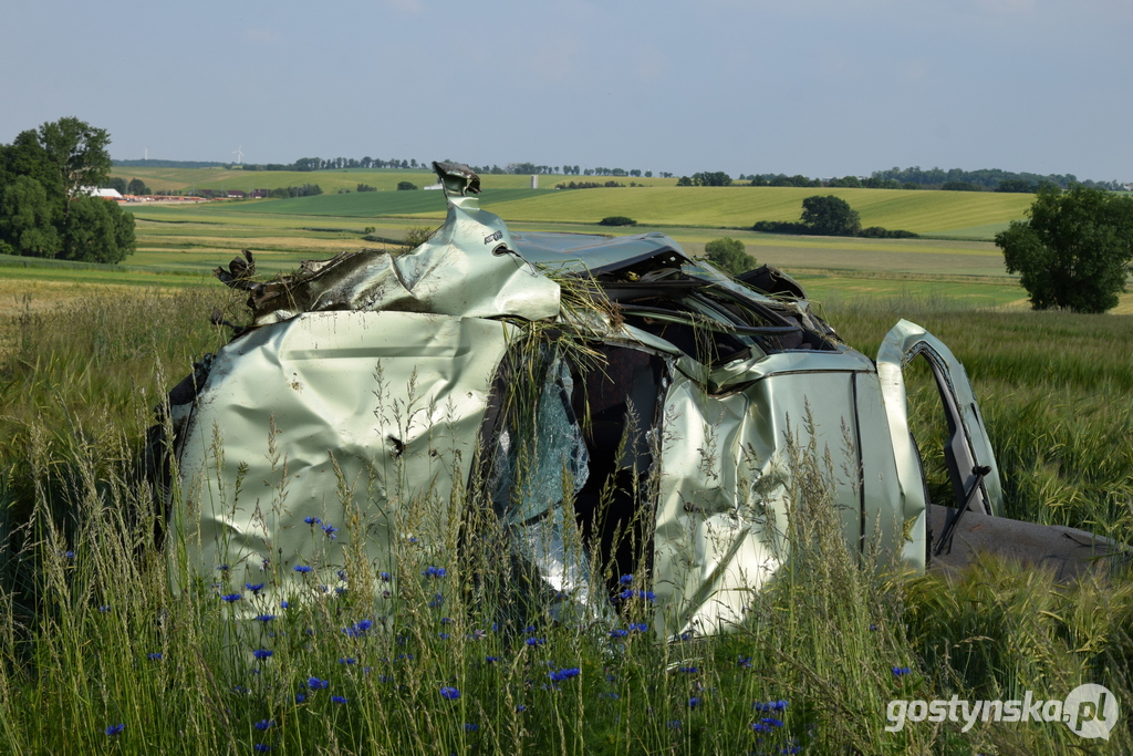 Samochód osobowy dachował w polu na drodze wojewódzkiej 308.