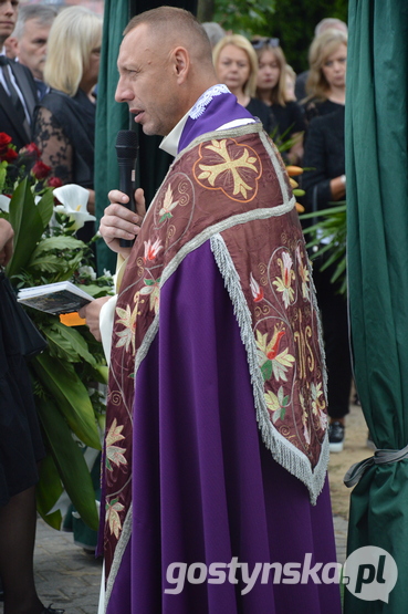 Krobia. Świętej pamięci Mariusz Ruta pochodził i mieszkał w Pudliszkach, dlatego msza pogrzebowa odbyła się w tamtejszym kościele pw. Matki Boskiej Częstochowskiej. Natomiast zmarły, któremu w ostatniej drodze towarzyszyli najbliżsi, koleżanki i koledzy nauczyciele, samorządowcy, uczniowie i absolwenci ZSOiZ oraz mieszkańcy Krobi, Pudliszek i okolicy, spoczął w rodzinnym grobie na cmentarzu parafialnym w Krobi