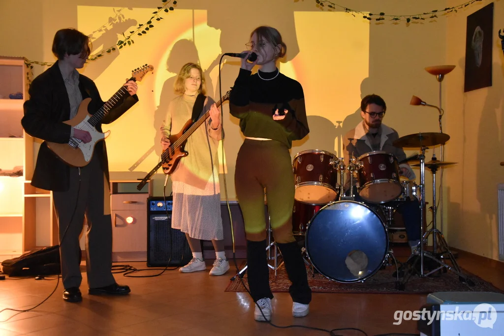 Powiat gostyński. Od roku działa muzyczna kapela Sands w składzie: Julia Rymkiewicz - wokalistka, Eryk Wika - perkusja, Dominika Krzyżostaniak - gitara basowa, Szymon Strugała - gra na gitarze elektrycznej