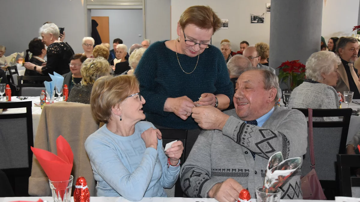 Seniorzy z PZERiI koło Pogorzela przełamali się opłatkiem i radośnie świętowali - Zdjęcie główne