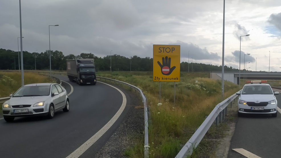 GDDKiA reaguje na kierowców jeżdżących pod prąd.  Stawia nowe znaki na autostradach i trasach szybkiego ruchu - Zdjęcie główne