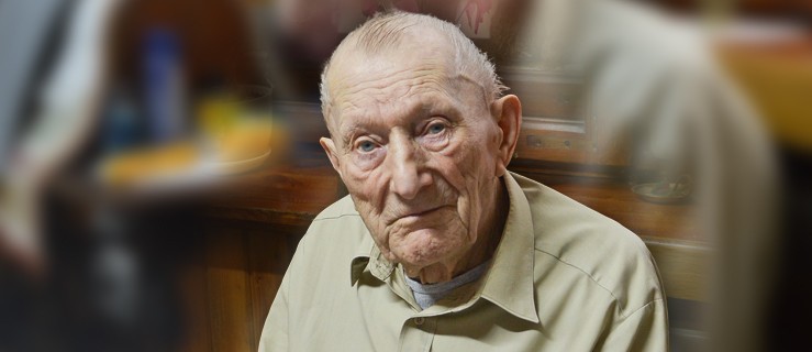 Cała rodzina patrzy na dziadka z szacunkiem - Zdjęcie główne