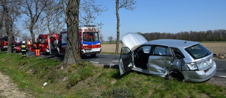 Zderzenie osobówki z ciągnikiem. Po kierowcę przyleciał LPR - Zdjęcie główne