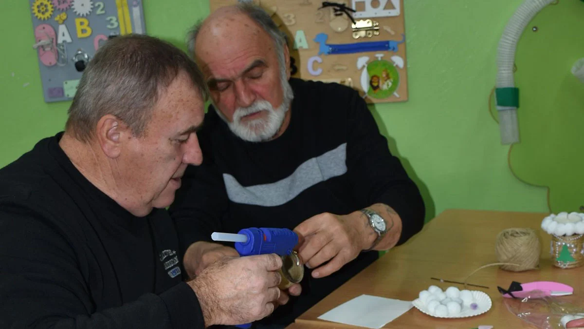 Do pracowni ekologicznej w Daleszynie zaproszono dziadków. Są gotowi ratować planetę razem z wnukami  - Zdjęcie główne