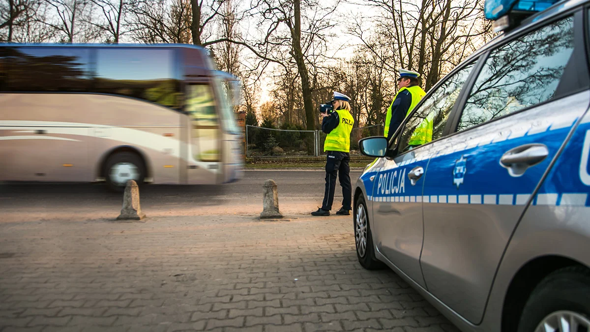 Drogówka goniła autobus? Podsumowanie akcji "prędkość" przeprowadzonej w powiecie gostyńskim 7 października 2022r. - Zdjęcie główne