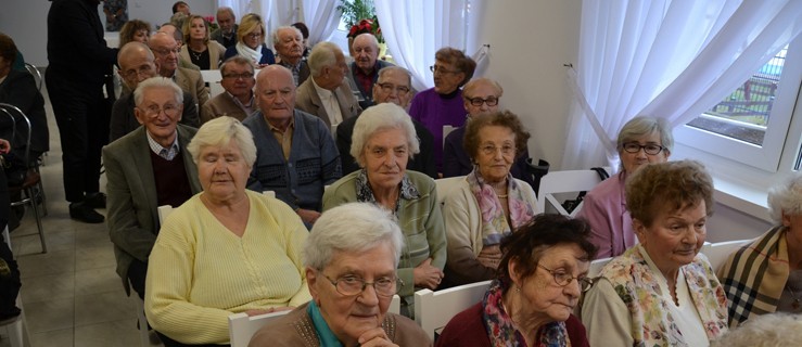 Tęsknią, nudzą się, popłakują. To trudny czas dla seniorów  - Zdjęcie główne