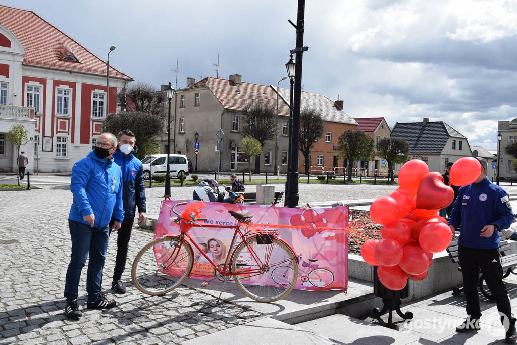 Ogromne rowerowe serce dla Marty, ułożone na gostyńskim rynku