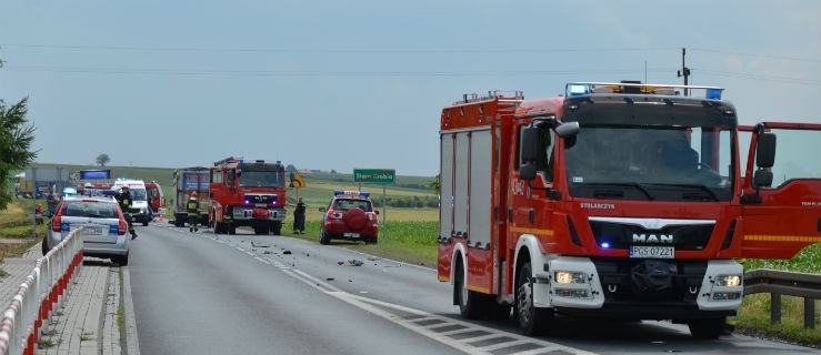 Roztrzaskane auto na drodze wojewódzkiej. Utrudnienia - Zdjęcie główne