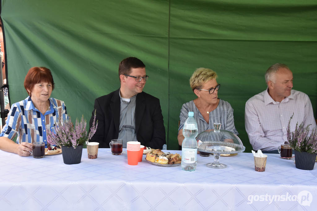 Borek Wlkp. Festyn w Bruczkowie. Postawiono pierwsze urządzenie siłowni zewnętrznej. KGW Bruczków dba o kobiety, urozmaicając im życie