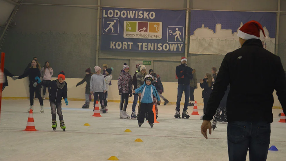 Święty Mikołaj z workiem prezentów. Wielkie otwarcie lodowiska w Gostyniu. Czy bilety będą droższe? - Zdjęcie główne