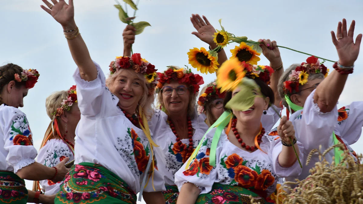 Hulają na dożynkach w Brzeziu. Dla najmłodszych przygotowano „Dożynki dziecięce” - Zdjęcie główne