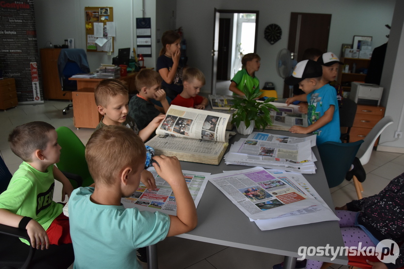 Gostyń. Wizyta dzieci trwała około godzinę. Przeglądanie gazety, wypełnienia kolorwanek czy lekcja pisania na komputerze i "wpuszczania" filmików na Facebooka sprawiły, że dzieci się nie nudziły