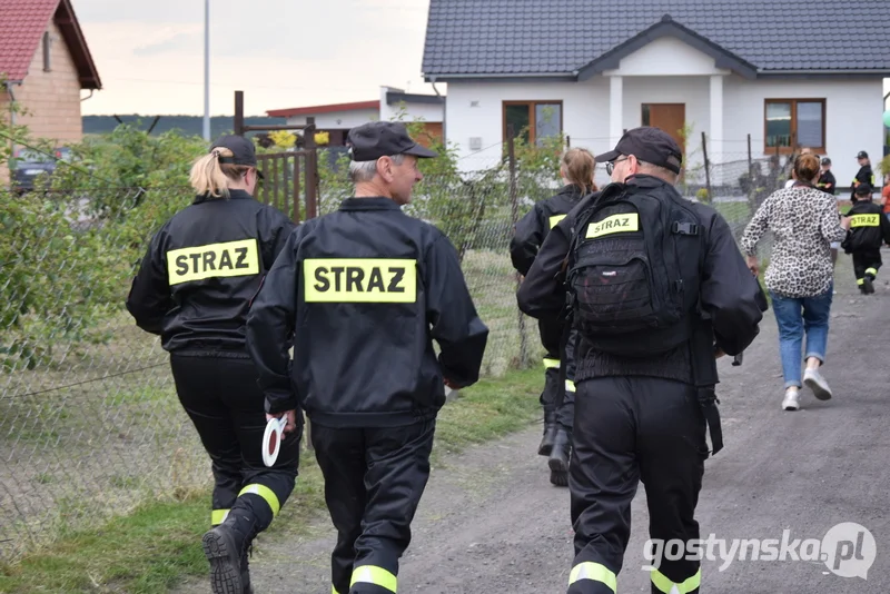 Smogorzewo. Strażaka z OSP Tarce przywitali i pożegnali nie tylko mieszkańcy Smogorzewa, w tym Zuzia z rodziną czy wolontariuszki komitetu społecznego Zuzia kontra SMA, ale także przykładowo pojawiły się panie z Koła Gospodyń Wiejskich w Masłowie, które aktywnie wspierają zbiórkę dla Zuzi oraz innych potrzebujących dzieci