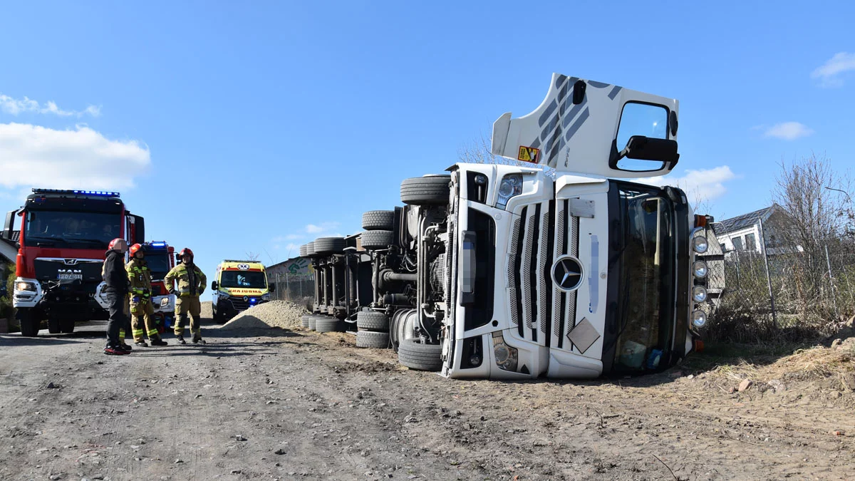 Samochód ciężarowy przewrócił się między domami na osiedlu. Mieszkańcy podkreślają: "to nie pierwszy wypadek w tym miejscu"