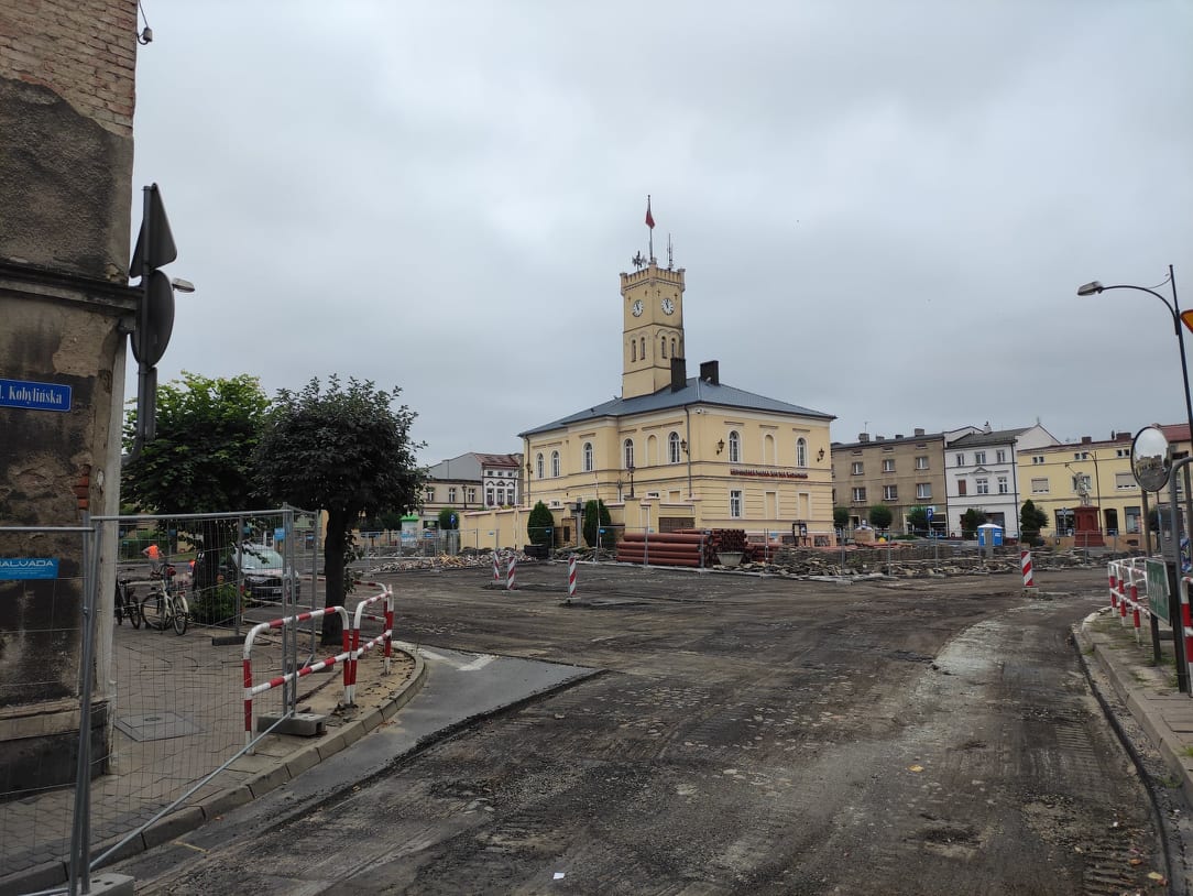 Przebudowywany rynek w Krobi otwarty dla ruchu i handlu - Zdjęcie główne