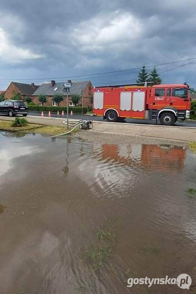 Powiat gostyński. Usuwanie skutków dzisiejszej ulewy i burzy trwało kilka godzin