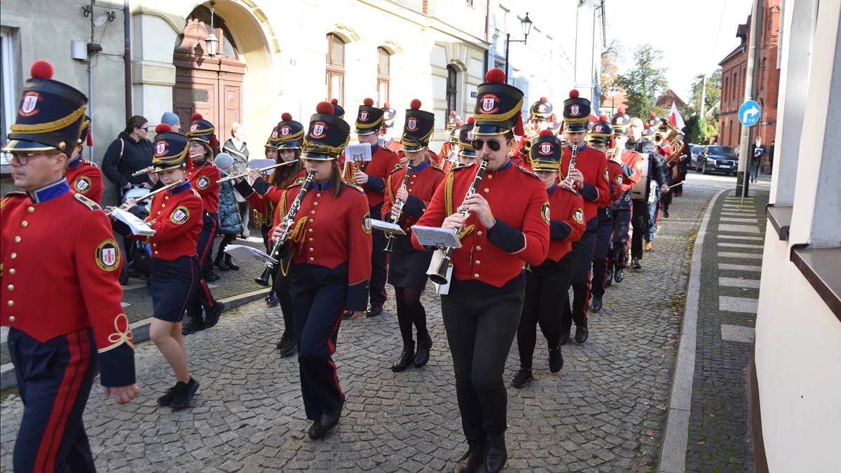 Orkiestra dęta w Gostyniu musi zmienić umundurowanie. Czy instrumentalistów zobaczymy jeszcze w czerwonych marynarkach? - Zdjęcie główne