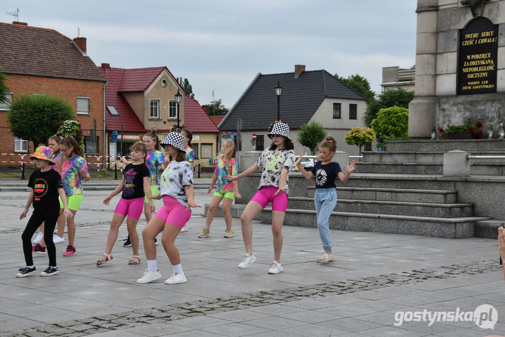 Gostyń. Zakończenie sezonu w szkole tańca Desperado. Podopieczni wraz z dorosłymi mieszkańcami tańczą "Jerusalema" w Wituś DANCE CHALLENGE 