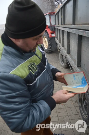 Żychlewo. Pierwsza partia makulatury, nakrętek, puszek i zużytych baterii zebranych dla Zuzi trafiła do Smogorzewa, do dziadków chorej dziewczynki. Mieszkańcy Żychlewa nie mają jednak zamiaru na tym poprzestać i chcą regularnie zbierać odpady, aby pomóc w zebraniu 9,5 mln złotych na terapię genową