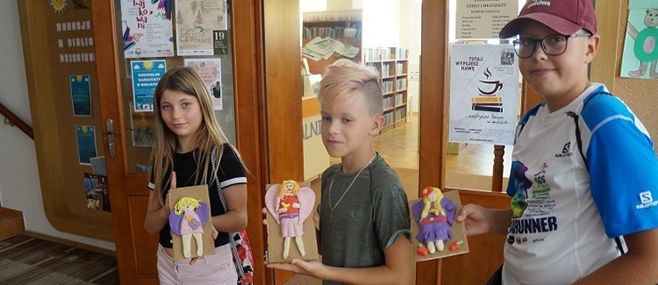 Z biblioteki wynoszono kolorowe anioły i papierowe serduszka - Zdjęcie główne