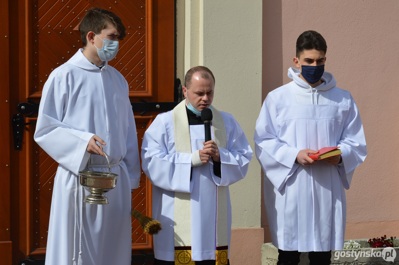 Krobia. Prymas Polski abp Wojciech Polak zachęcał do tego, by w związku z epidemią "kultywować dobry zwyczaj" święcenia pokarmów w domu, który rozpoczął się w zeszłym roku. Część wiernych wolała jednak uczestniczyć w bardziej tradycyjnej święconce