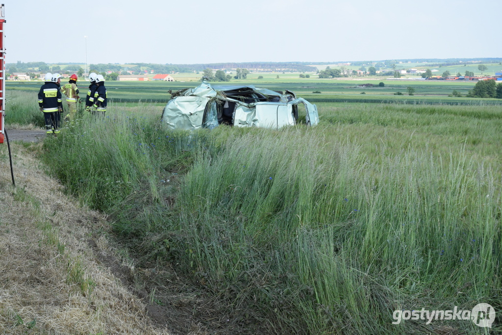 Samochód osobowy dachował w polu na drodze wojewódzkiej 308.