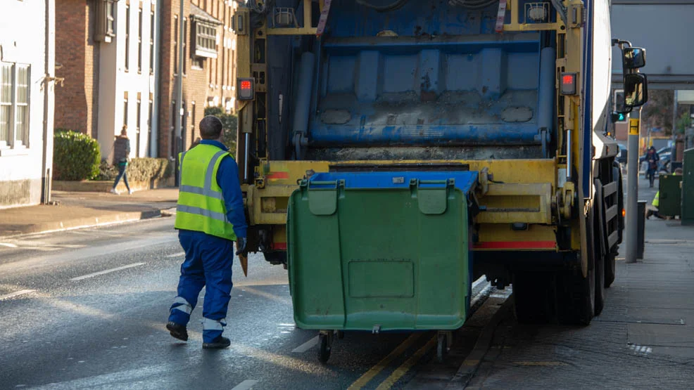 Kiedy można wystawić „plastiki” w innym worku? Gdzie zgłosić uszkodzenie pojemnika? Informujemy, jak postępować przy reklamacjach w KZGRL - Zdjęcie główne