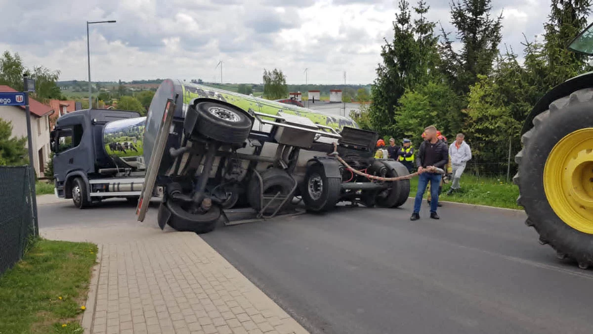 Cysterna z mlekiem leży na drodze. Co z kierowcą? Na miejscu działa straż pożarna
