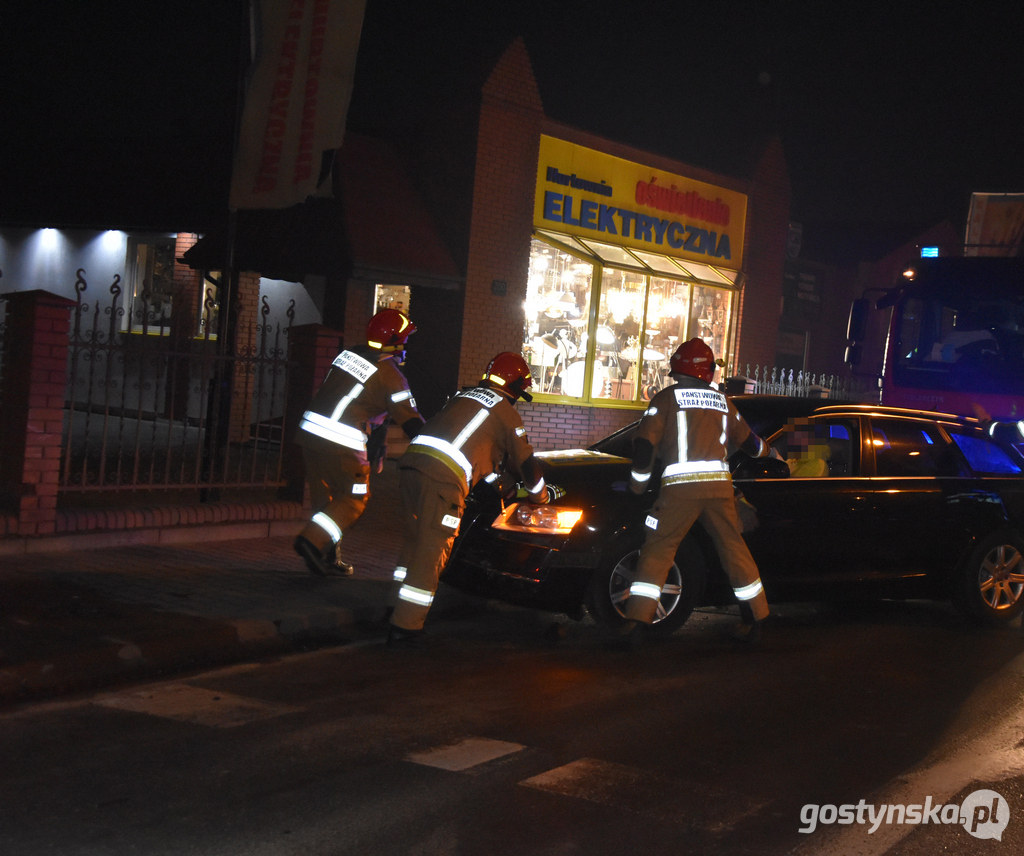 Gostyń. Kolizja dwóch samochodów osobowych na ul. Poznańskiej, w ciągu drogi wojewódzkiej 434 w Gostyniu