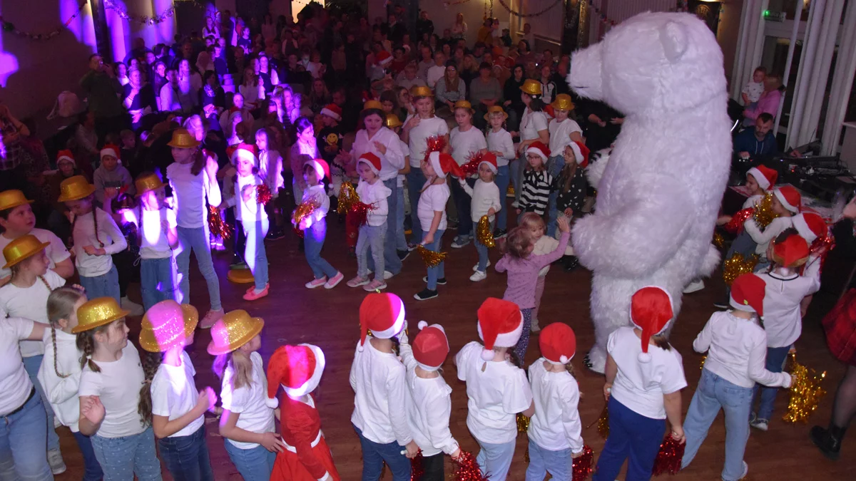 Familijne i świąteczne show w Borku Wielkopolskim. Burmistrz tańczył z niedźwiedziem - Zdjęcie główne