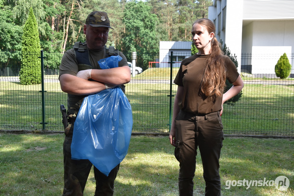 Mój czysty las - wspólna akcja GOK Hutnik i Nadleśnictwa Piaski. Cel - posprzątać las ze śmieci. Spotkanie drugie: 23 czerwca przy stacji uzdatniania wody pod Gostyniem