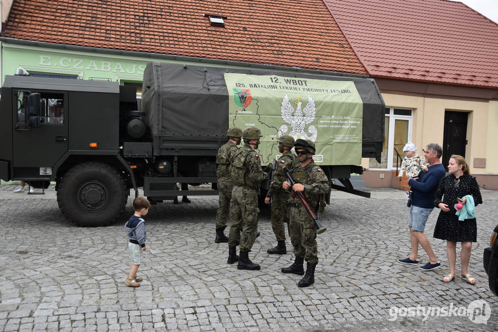 Powiatowy Dzień Bezpieczeństwa na gostyńskim rynku zaciekawił mieszkańców - od najmłodszych do najstarszych