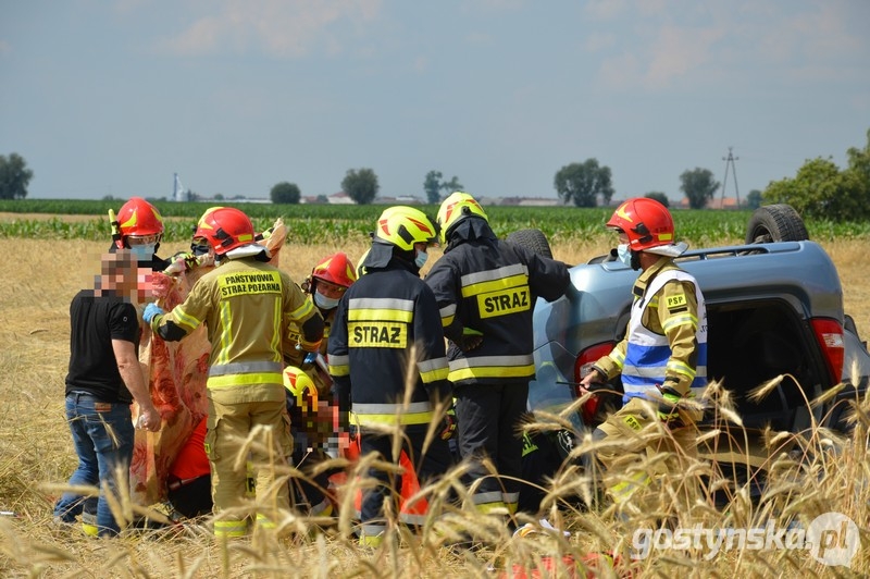 Kierowca wyszedł sam. Pasażerkę strażacy musieli wycinać - Zdjęcie główne