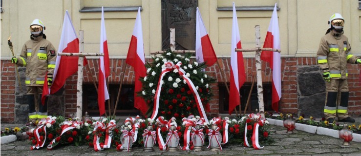 Kilkanaście delegacji składało kwiaty w miejscach pamięci - Zdjęcie główne