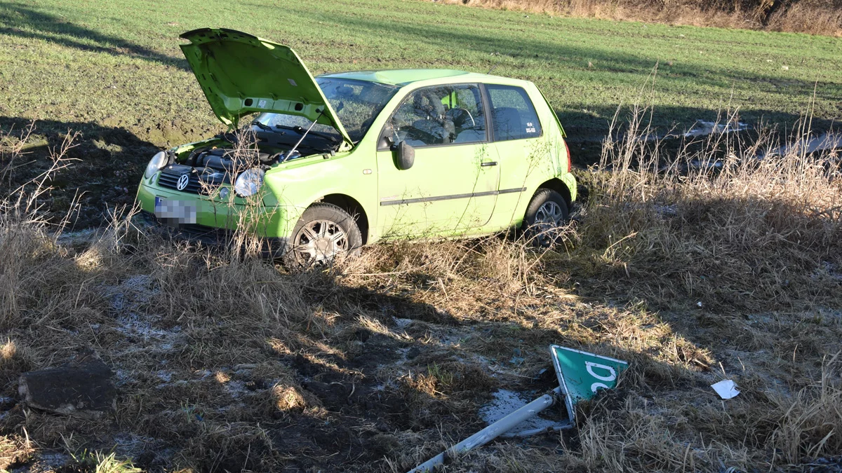 Nieszczęśliwy poranek na DW 437, w Koszkowie (gm. Borek Wlkp.). Samochód wypadł z drogi - Zdjęcie główne