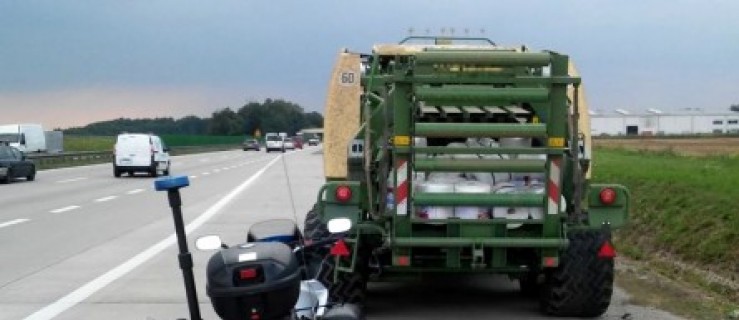 19-letni Średczanin jechał ciągnikiem z prasą po autostradzie - Zdjęcie główne